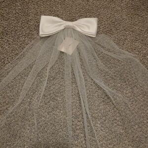 David's Bridal White Bow with Tulle Veil